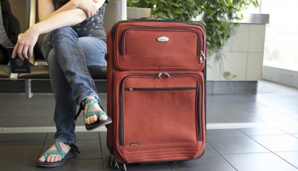 Jelentenie kell az adóhivatalnál, ha fél évnél több időt tölt külföldön