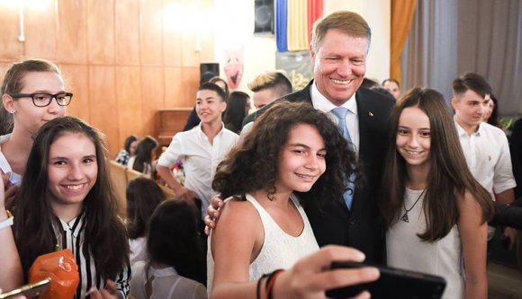 Iohannis leszedte a keresztvizet az oktatási rendszerről a tanévnyitón