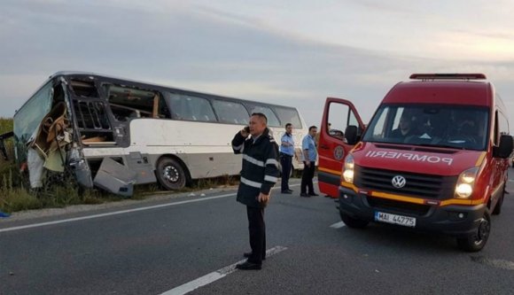 Szerb busz karambolozott Szatmár megyében: 13-an megsérültek
