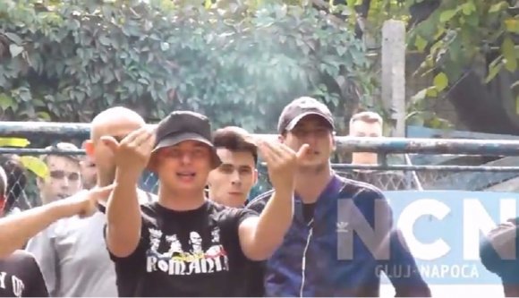 Lecsaptak a kolozsvári román focihuligánok a békésen focizgató magyar szurkolókra (VIDEÓ)