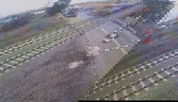 3400 lejébe és majdnem az életébe került, hogy áthajtott a vonatsíneken (VIDEÓ)