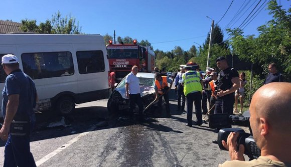 Tizenhárman megsebesültek egy közlekedési balesetben