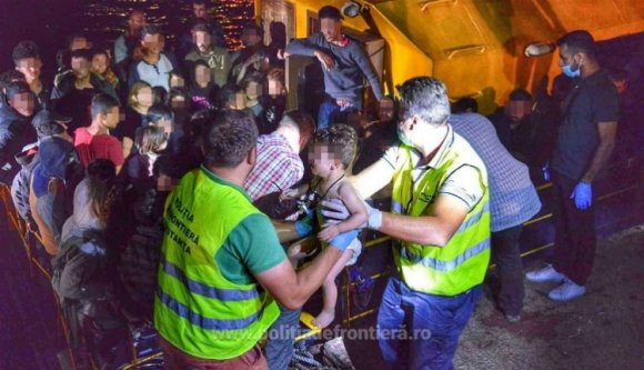 Előzetesben az embercsempészek, akik 150 migránssal a fedélzeten kerültek viharba