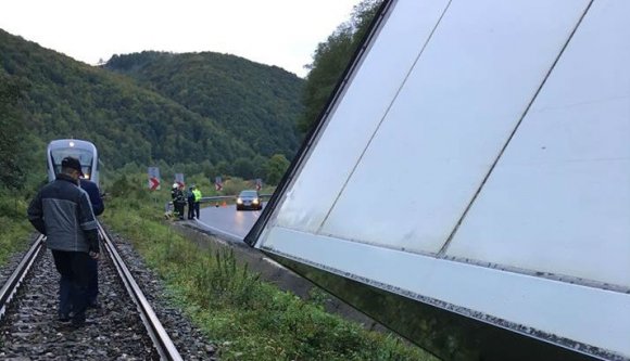 Kamion dőlt a sínek mellé, leállt a vasúti forgalom Várad és Kolozsvár között