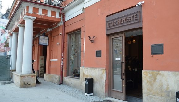 Nincs nyoma annak, hogy az Iskola Alapítvány kiszállt volna a kuratóriumi elnök feleségének bizniszéből