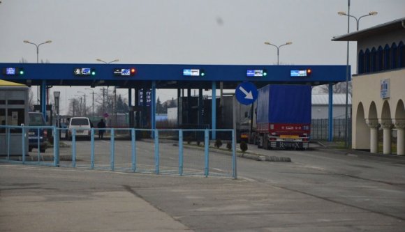 Estig áll a forgalom a halmi határátkelőnél