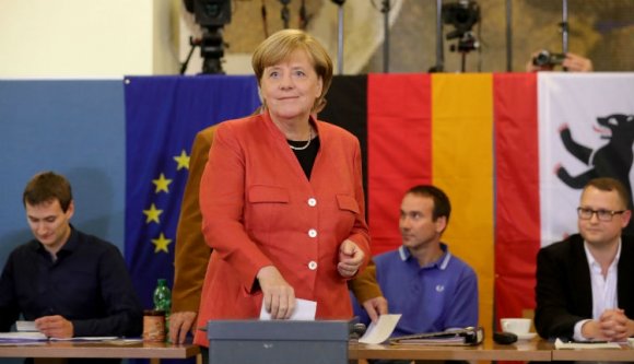 Győzött Merkel, a bevándorlásellenes AfD a harmadik erő
