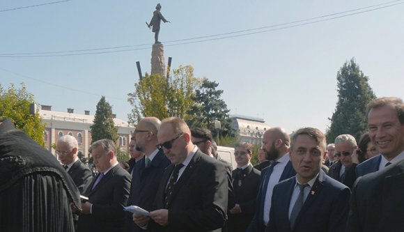 Fúvószenekar kísérte a miniszterelnököt és a protestáns papságot Kolozsváron (VIDEÓ)