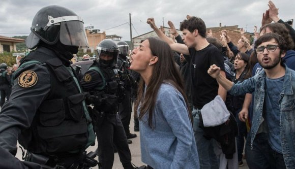 Több katalán szállodából is kirúgták a spanyol rendőröket