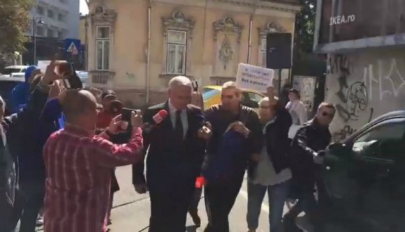 Lökdösődés tüntetők, sajtósok és a PSD „verőlegényei” között a bíróság előtt