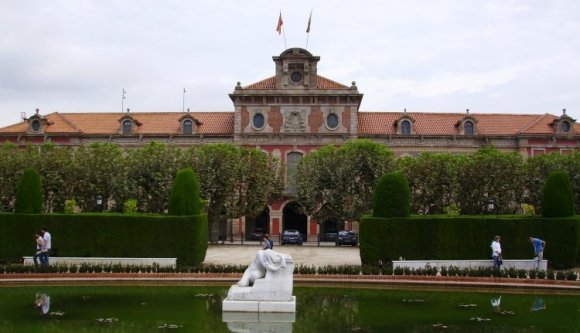 A spanyol alkotmánybíróság betiltotta a katalán parlament ülését