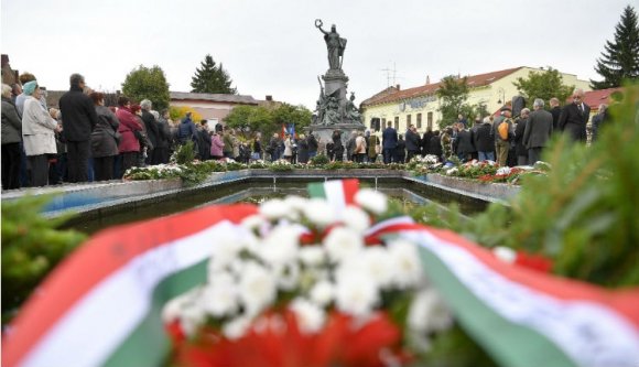 A magyar és nem magyar mártírokra emlékeztek Aradon, hívatlan „ünneplőkkel”