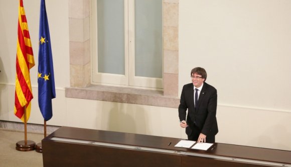 Aláírta a katalán elnök a függetlenségi nyilatkozatot