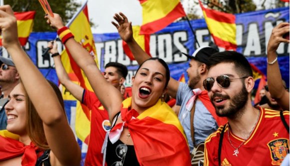 Tízezrek vonultak utcára Barcelonában a spanyol nemzeti ünnepen