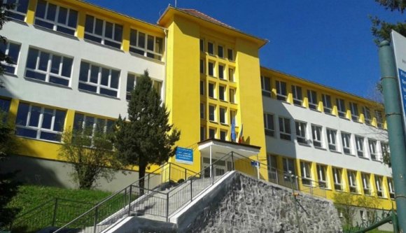 Tucatnyi diák és egy tanár került kórházba ételmérgezés gyanújával