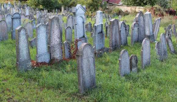 Meggyalázták a zsidó temetőt Szászrégenben