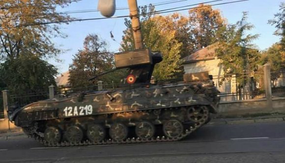 Páncélozott harci jármű döntött ki egy oszlopot