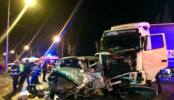 Kamion ütközött mikrobusszal