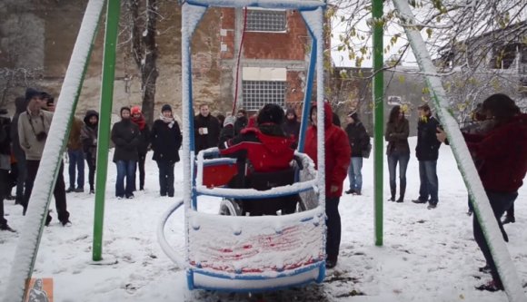 Egy éve próbálják köztérre kihelyezni a speciális hintát Kolozsváron