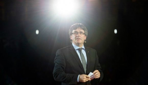 Carles Puidgemont elhagyta Katalóniát