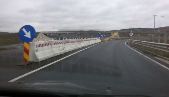 Kigyulladt egy diákokat szállító autóbusz az erdélyi autópályán