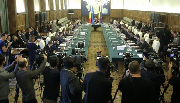 Elhalasztották a kormányülést