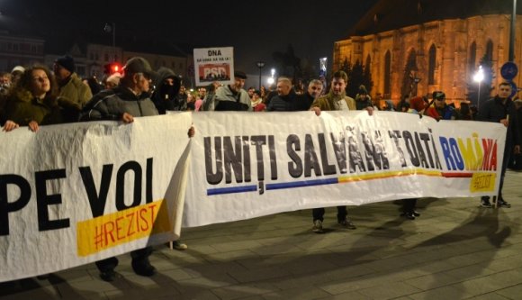 Ezrek tüntettek országszerte az igazságügyi reform, a korrupció és a kormány ellen (VIDEÓ)