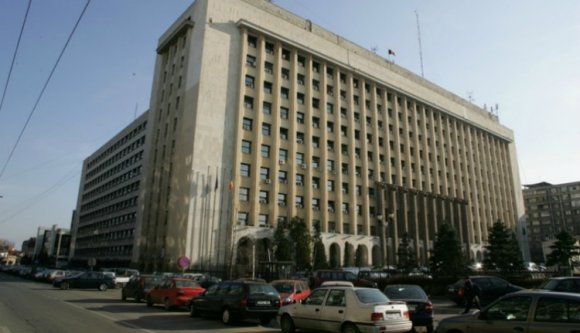 Száz „naplopó” alkalmazottat rúg ki a közlekedési miniszter