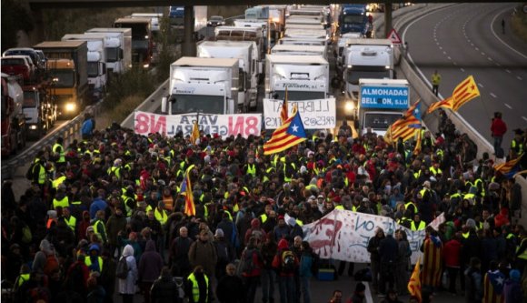 Tiltakozók bénítják meg a forgalmat Katalónia-szerte