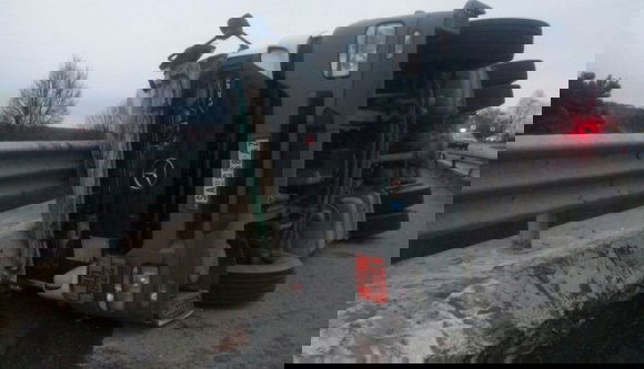 Marószóda szivárog az útra Brassó megyében