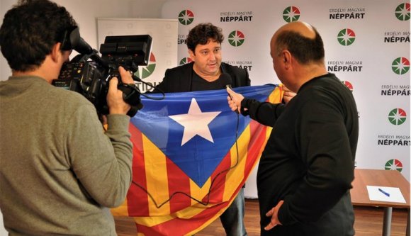 Román vérnackók gyalázzák a függetlenségpárti katalán politikust