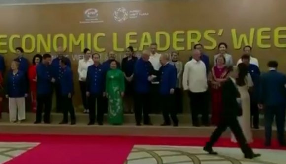 Vietnami népviseletben találkozott egymással Trump és Putyin