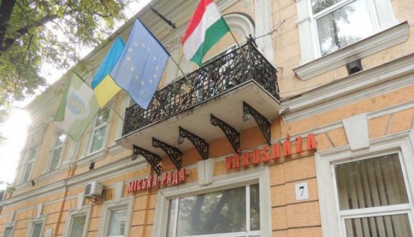 Magyar zászlót szaggattak az ukrán nacionalisták Beregszászon (VIDEÓval)