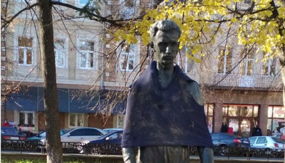 Koszlott pulóverbe öltöztették az ungvári Petőfi-szobrot