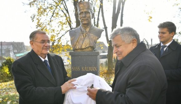 Szobrot emeltek Érmihályfalván Sass Kálmán mártír lelkipásztornak