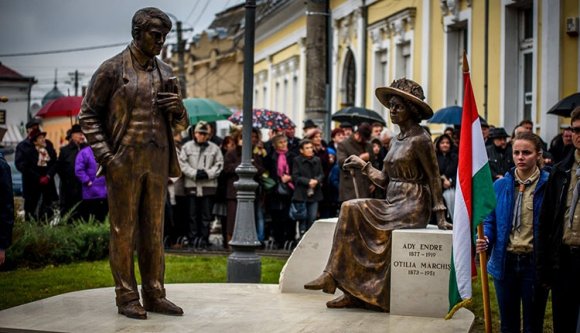 Szatmár megyei prefektus: miért csak magyar zászló volt a nagykárolyi szoboravatáson?