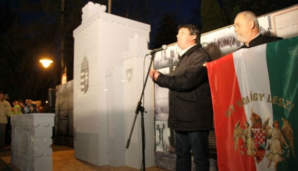 Országzászlóbotrány: fenyegettek a hatóságok