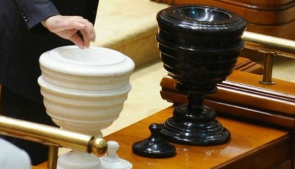 Csütörtökön délelőtt szavaznak a teljesen értelmetlen bizalmatlansági indítványról