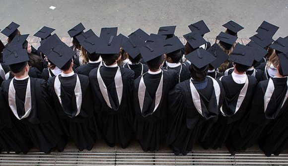 Itthon maradásra kényszeríthetik a friss diplomásokat