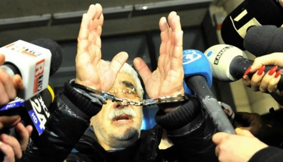 Védőkorlátokkal tartanák távol a sajtósokat a gyanúsítottaktól