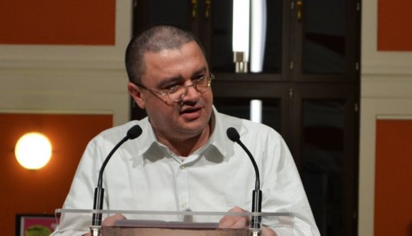 Székelyföldi költőt „fegyvereznek fel” a Balassi Bálint-emlékkarddal