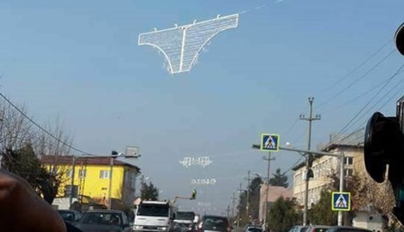 Bugyi alakú karácsonyi díszeket szereltek fel egy olténiai kisvárosban (FOTÓK)