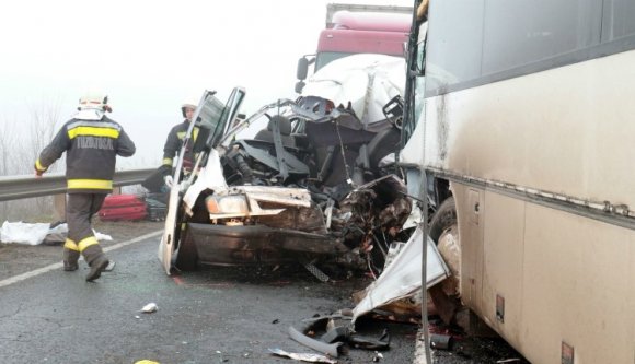 Román kisbusz karambolozott Szolnokon: három halott