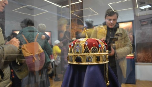 Karnyújtásnyira a magyar királykoronázások tárgyi emlékei