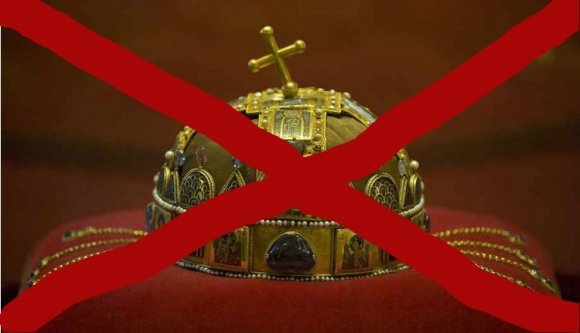 A Szent Korona eltávolítását követelik a román nacionalisták
