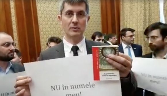 Dragnea irodája előtti tüntetéssel ütötte el az időt az USR a parlamentben