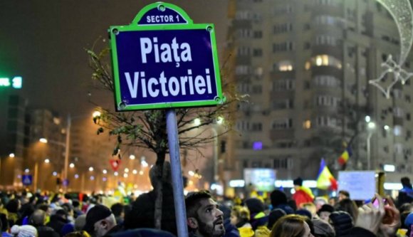 Vásárosok szorítják ki a tüntetőket a kormány épülete elől