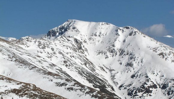 Lavina sodort el két turistát a Páringban, egyikük meghalt