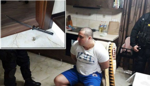 Karddal támadtak a házkutatást végző rendőrre