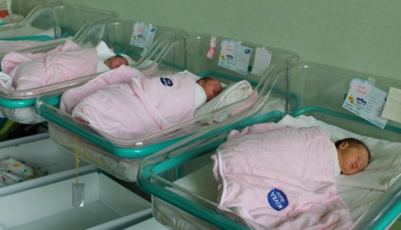 Csak az év első felében több száz gyereket hagytak a szülészeteken